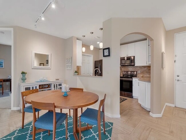 Dining Room - 5020 Fairways Cir Unit j206