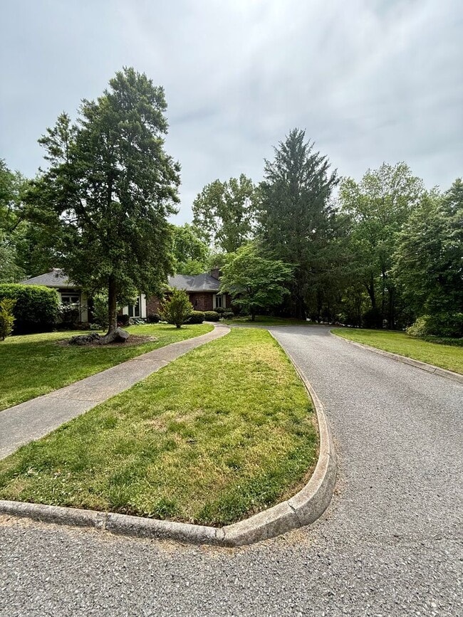 Photo - Knoxville 37909 - 2 bedroom, 1.5 bath unit, duplex - Contact Chad Weeks (865) 567-6193