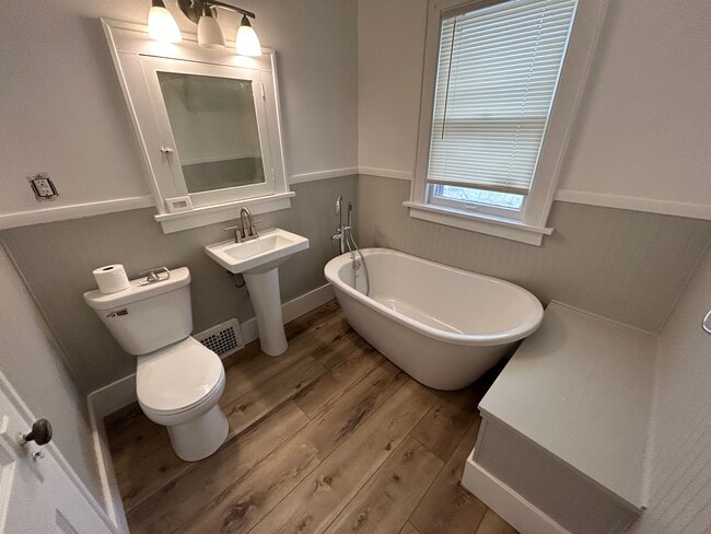 Photo - 4562 Charles St