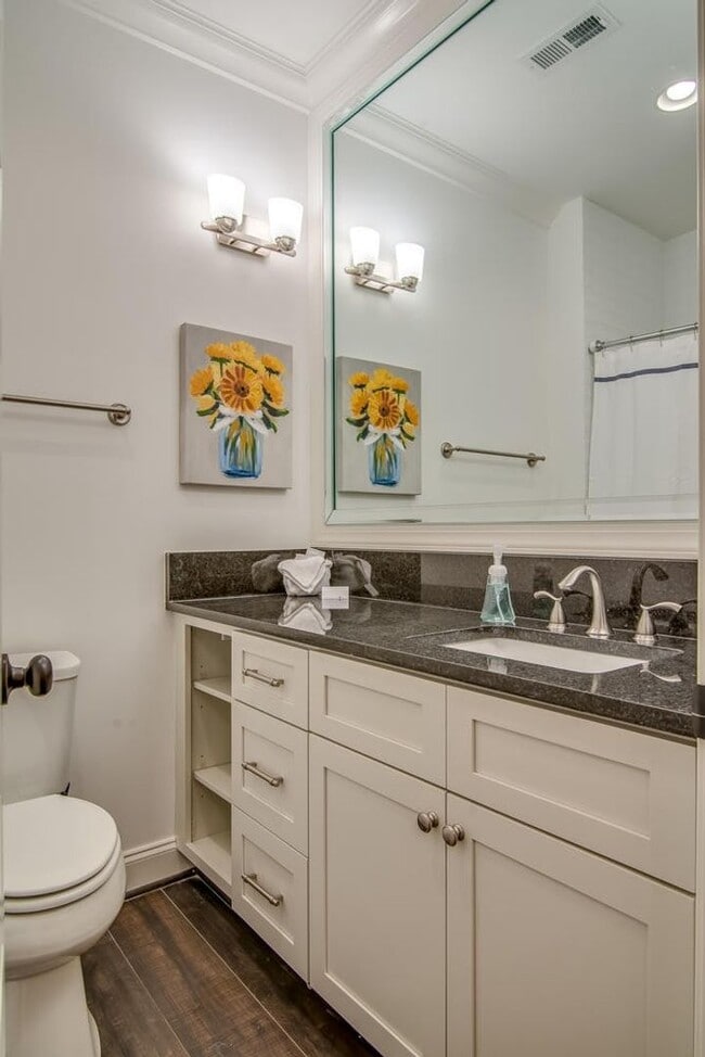 Photo - Beautifully appointed 3-bedroom furnished townhome in sought-after Hillsboro Village!