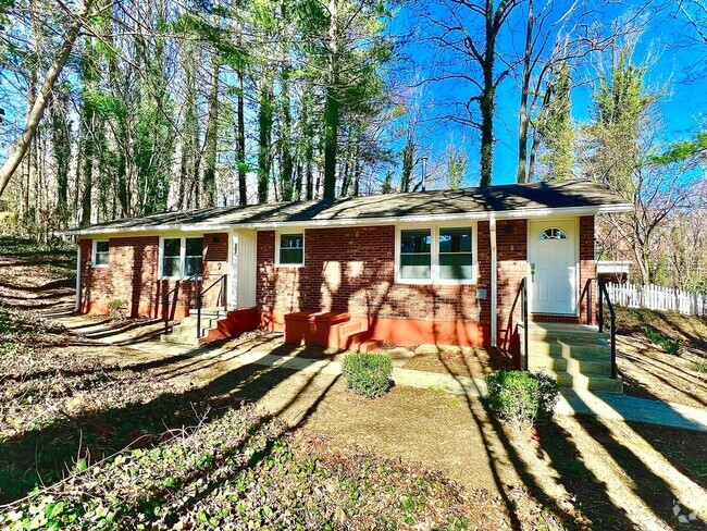 Building Photo - 2 Bed 1 Bath in Downtown Hendersonville!! Rental