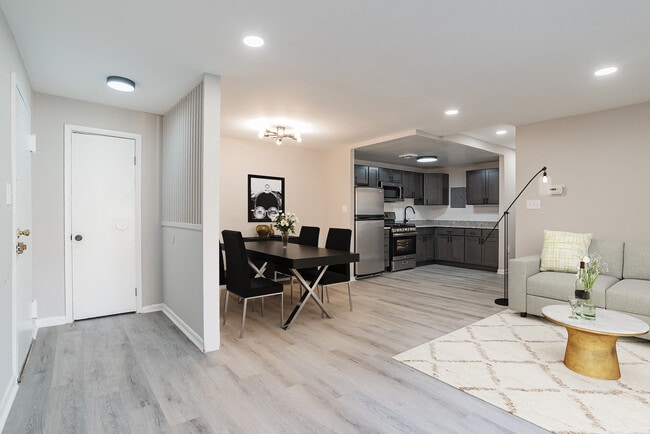 Photo - Raleigh Court Apartments