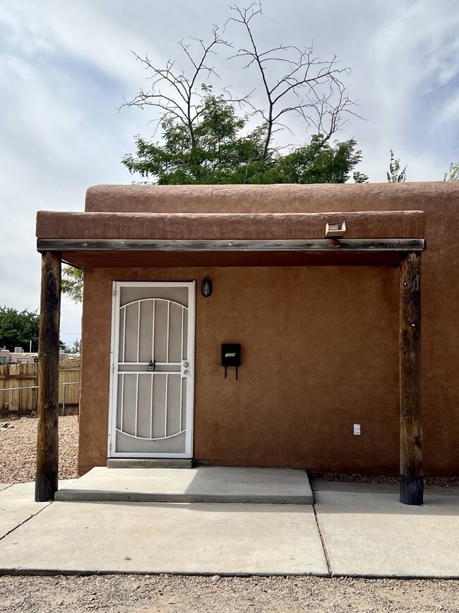 Photo - 2 bedroom / 1 bath close to KAFB and I-25 Move-in Special!