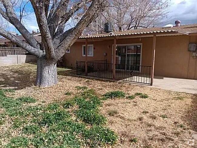 Building Photo - Welcome to this Spacious 3-bedroom Rental