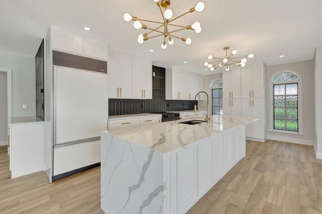 Photo - 856 Dover St