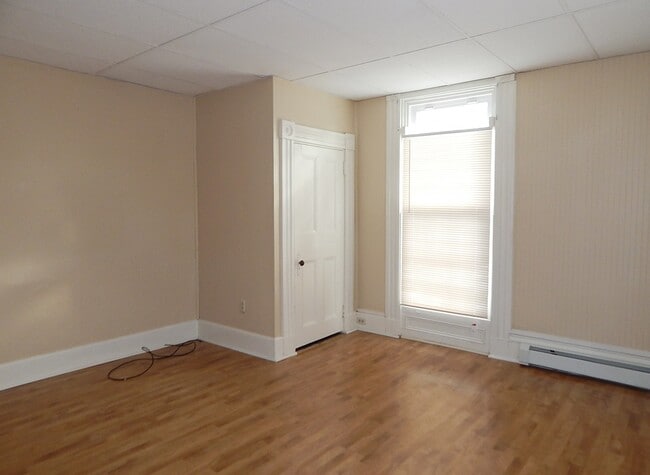 Photo - $1500 / 2 bdrm / 775ft2 – Brewer - Union St. – 1st Floor -  W/D Hookup Unit Apt #2