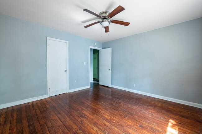 Photo - 1119 Regent St SW