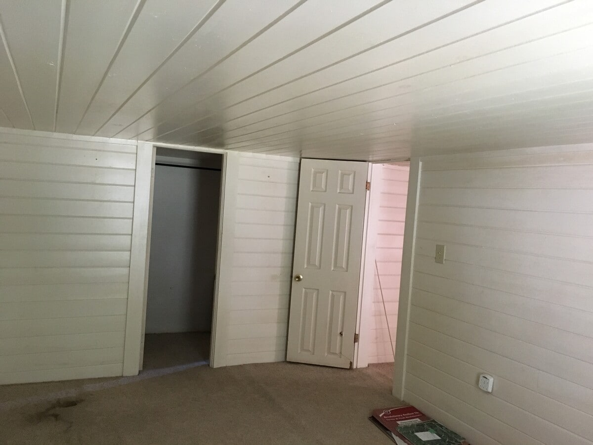 bedroom looking at closet - 658 Avenue B NW