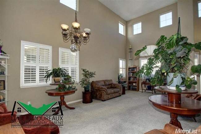Photo - SIX Bedroom Beautiful Home in Sycamore Ranch