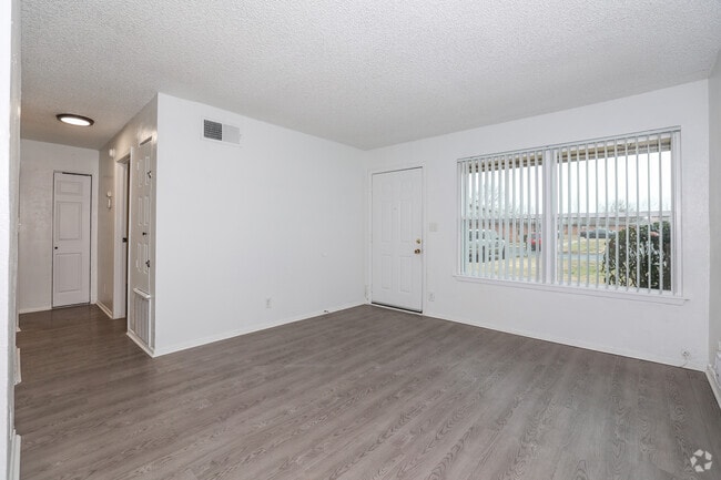 2BR, 1BA - 719SF - Living Area