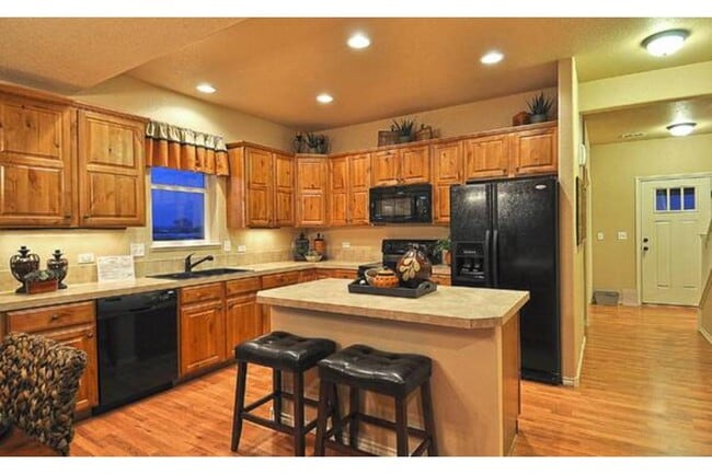 Photo - 2121 Saison St