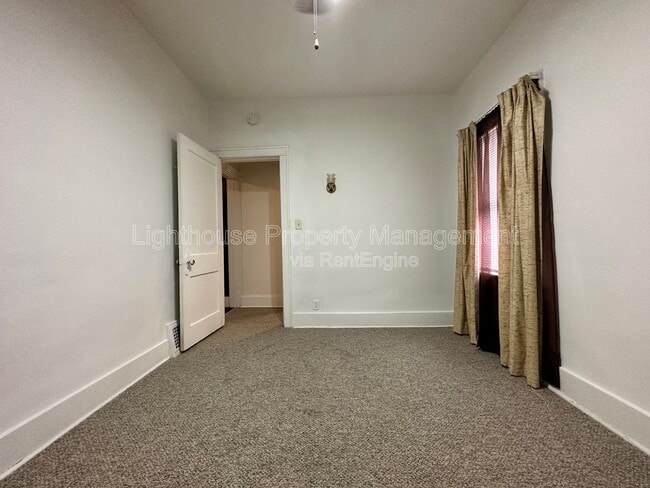 Photo - 220 Kendall St N