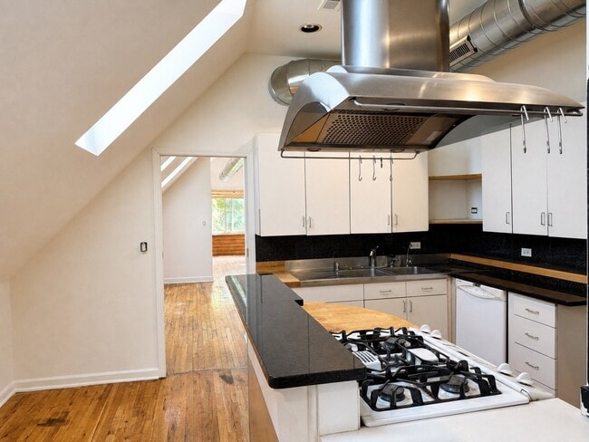 Photo - 2908 N Springfield Ave Unidad 3