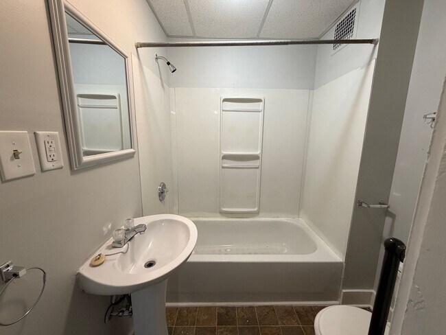 Photo - Spacious 1-Bedroom with Flexible Bonus Space Near Downtown Akron Unit 301