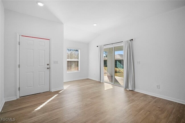 Building Photo - 343 Reeves St