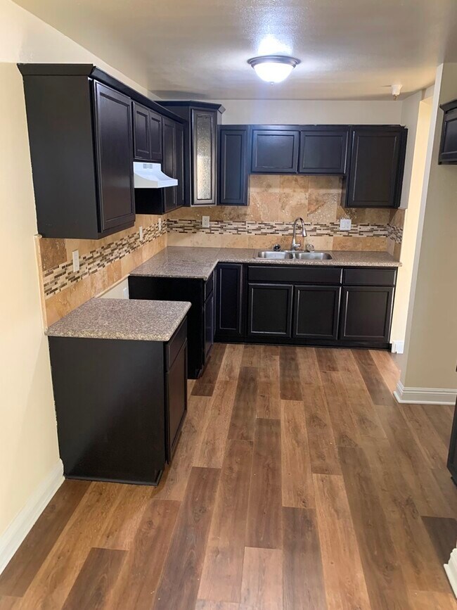 Photo - 652 E 75th St