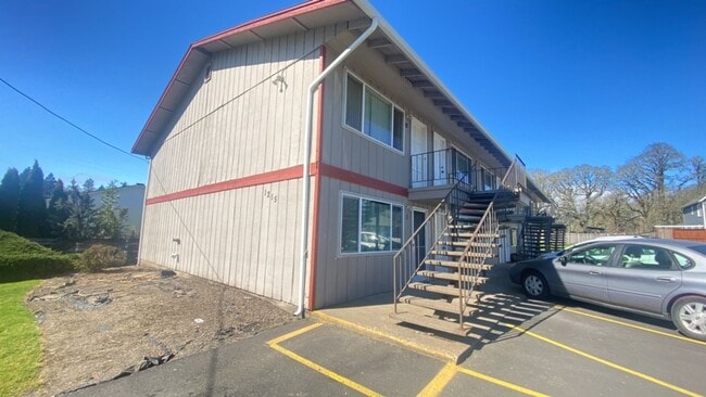 Building Photo - 1215 Pioneer St Unit 10 (Upper)