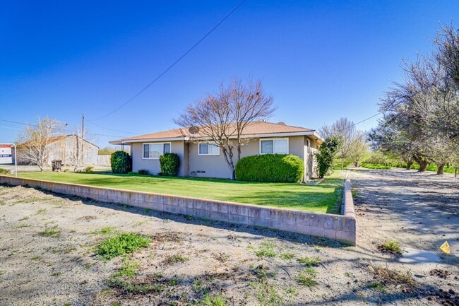 Photo - Charming Farmhouse Retreat in Northwest Bakersfield!