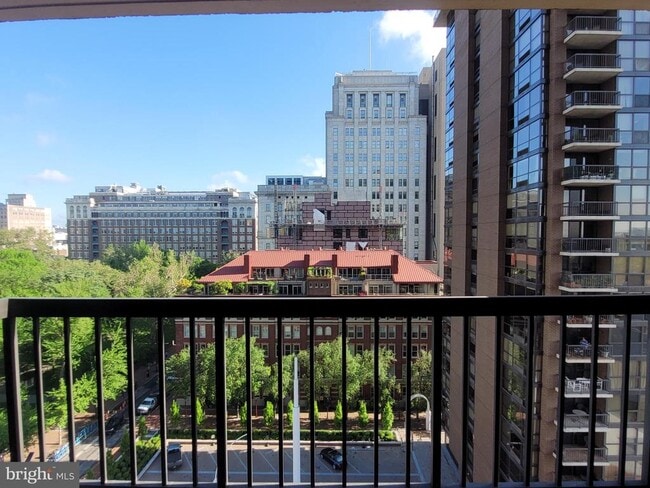 Photo - 241 S 6th St Unidad 1203D