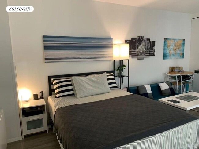 Photo - 350 W 50th St