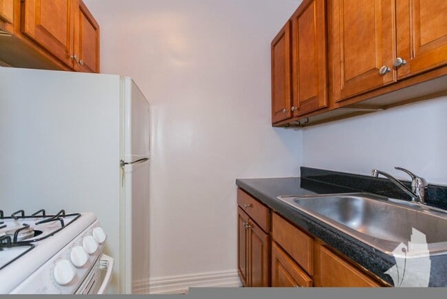 425 W Roscoe St Unit 101