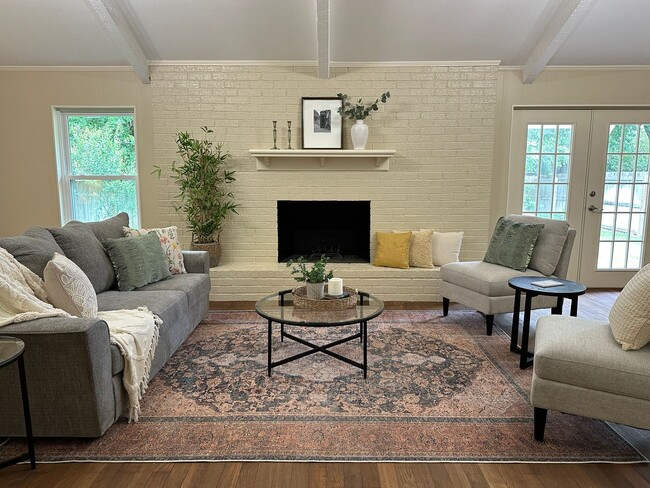 Building Photo - Updated 4 Bedroom Corner Lot in Woodway