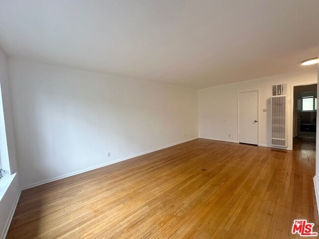 Building Photo - 1000 N Orange Grove Ave Unit 3