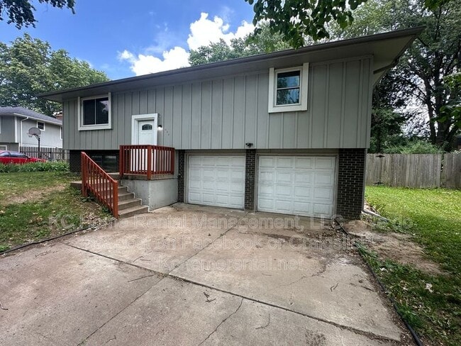 Photo - 424 NE Lakeview Dr