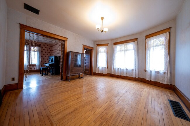 Photo - 128 2nd Ave W