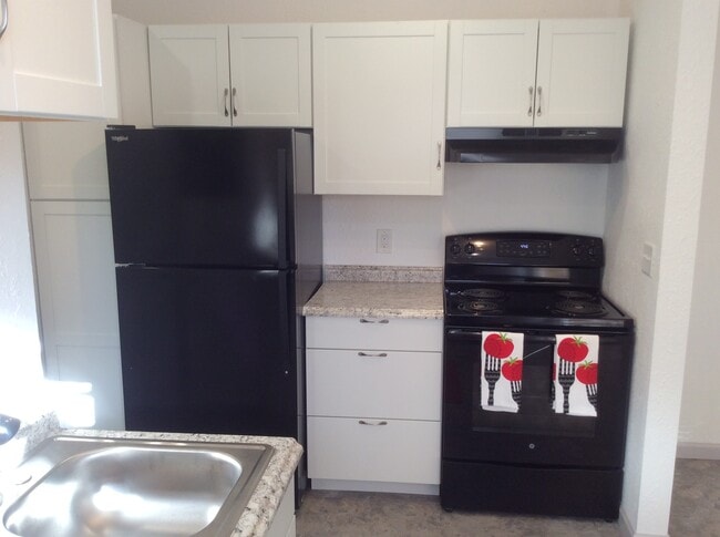 Fridge With Ice Maker - 917 Phillips St Unit 917