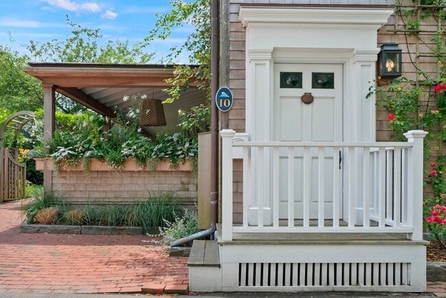 10 Lyon St