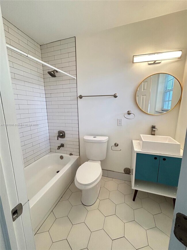 Photo - 571 NE 67th St Unidad 1