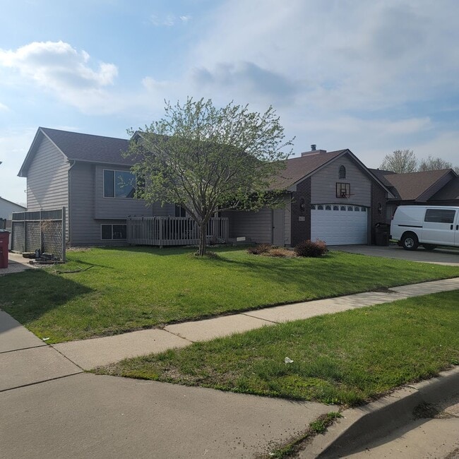 Building Photo - 3 bedroom, 2 bath, single family home.