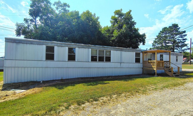 Building Photo - 225 Community Dr Unit 2