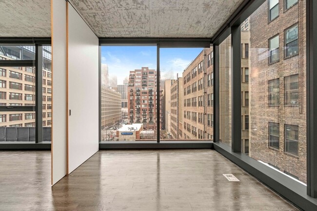 Building Photo - 718 S Clark St