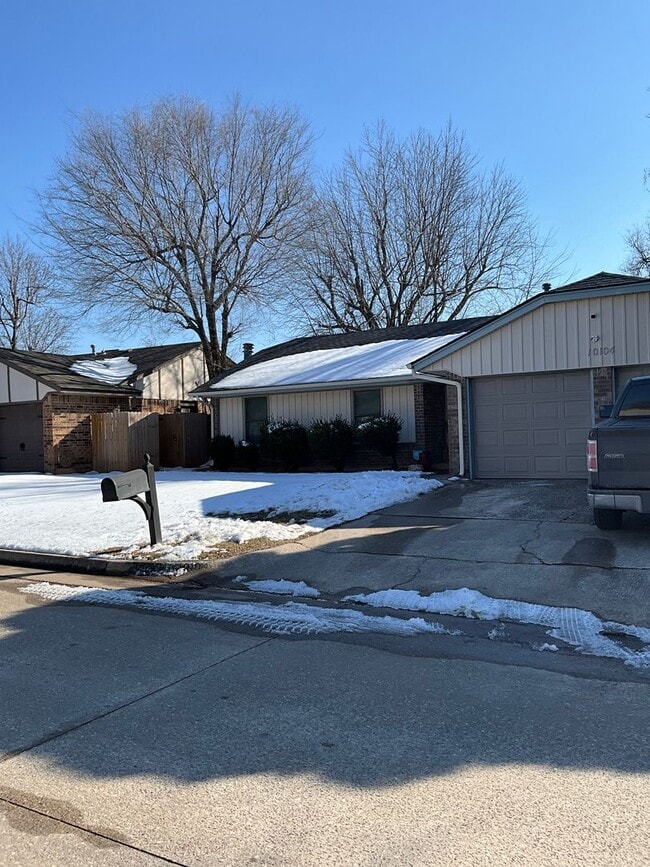 Building Photo - Renovated 3 Bedroom/ 1.5 Bath in Great Neiborhood