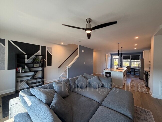 Photo - 2027 Melbourne St