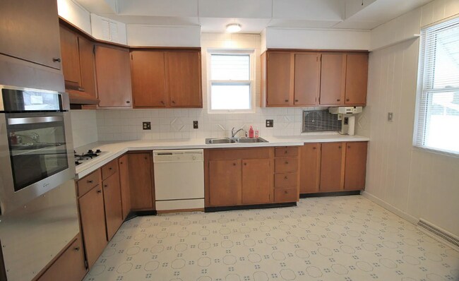 Photo - Spacious updated 4 bed 2 bath home in the heart of Rock Island!