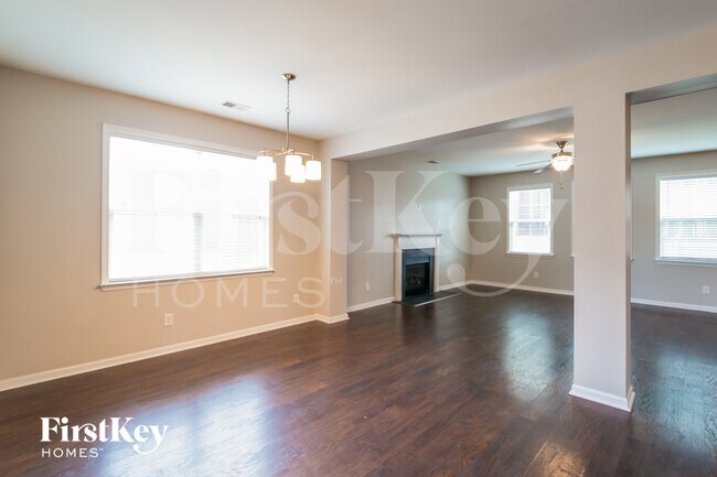 Photo - 425 Abelia Ln