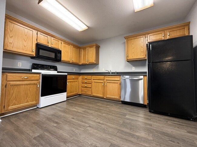 Photo - 417 NW Woodbury Dr