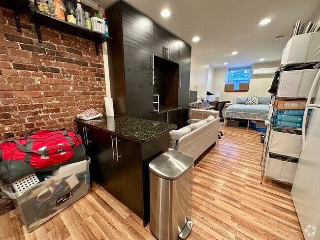 Building Photo - 1689 Beacon St Unit 6 Rental