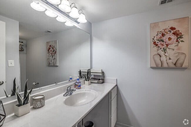 2 habitaciones, 2 baños, 1050 pies cuadrados, baño 1
