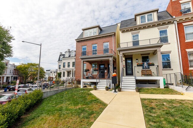 Building Photo - Newer Three Bed-Three Bath Townhouse Condo...