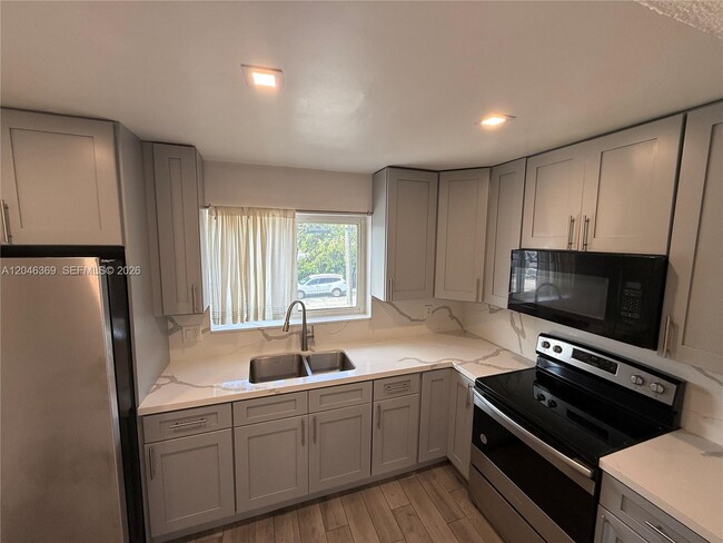 Photo - 835 SE 12th St
