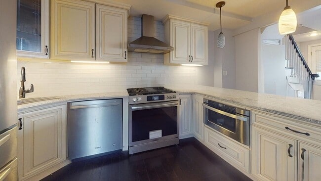 Building Photo - 215 Bolton St