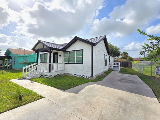 Photo - Beautifully Remodeled 3BD/2BTH Home on a Large Lot!