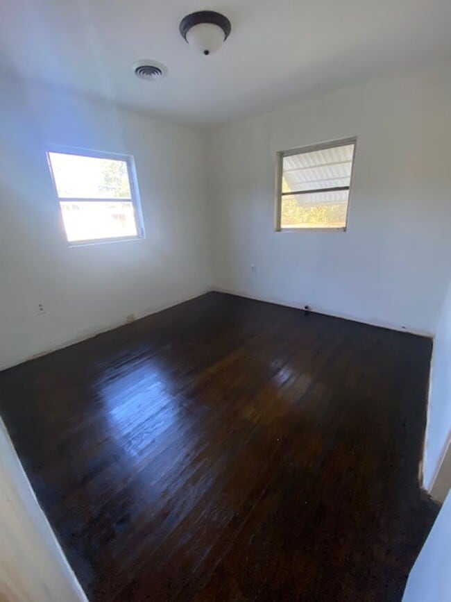 Photo - 2 Bed 1 Bath Home | Pet Friendly with Fenced Yard | Washer Dryer Hook Ups | Section 8 Welcome