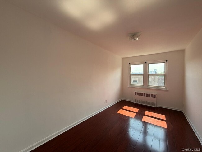 Building Photo - 32-20 56th St Unit 3