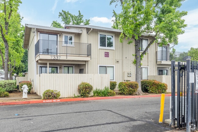 Primary Photo - Courtyard Cottages
