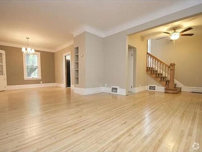 Building Photo - Gorgeous 5 Bedroom Home in Coveted SE Neig...